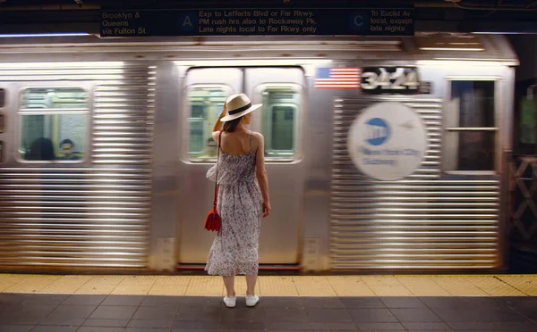 Привлекательная Девушка Ждет Поезд Метро Нью Йорк — стоковое фото