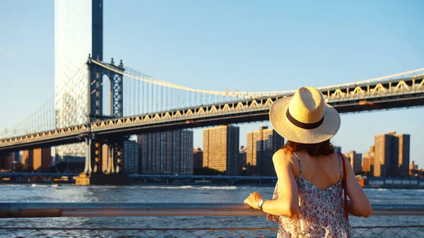 ニューヨーク市の夕日のビューポイントの若い女性 — ストック写真