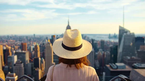 New York Şehrinin Çatısında Şapkalı Genç Bir Turist — Stok fotoğraf