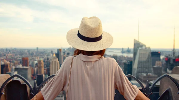 Jovem Turista Com Chapéu Telhado Nova York — Fotografia de Stock