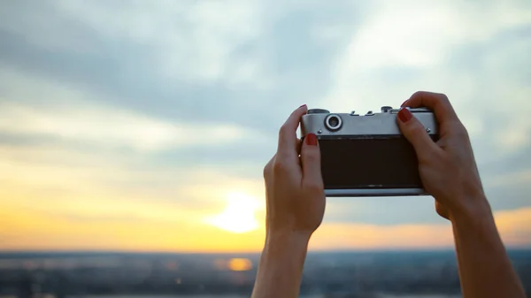 Genç Bir Kız New York Çatısında Gün Batımı Fotoğrafı Çekiyor — Stok fotoğraf