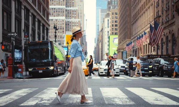 Junges Mädchen Der Kreuzung New York City — Stockfoto