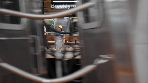 New York Metro Istasyonundaki Genç Kız — Stok fotoğraf