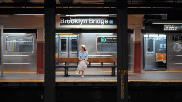 Menina Atraente Esperando Por Trem Metrô Nova York — Fotografia de Stock