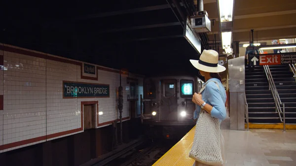 Atraktivní Dívka Čeká Vlak Metru New Yorku — Stock fotografie