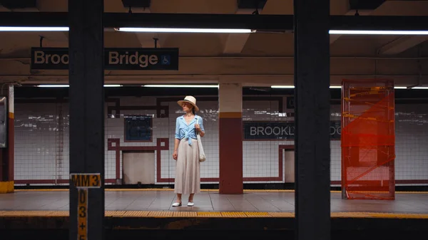 Mladý Turista Čeká Vlak Nádraží Metru New York City — Stock fotografie