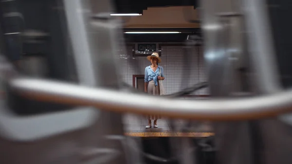 Giovane Turista Alla Stazione Della Metropolitana New York — Foto Stock