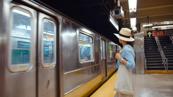 Νεαρός Τουρίστας Περιμένει Ένα Τρένο Στο Μετρό Στη Νέα Υόρκη — Φωτογραφία Αρχείου