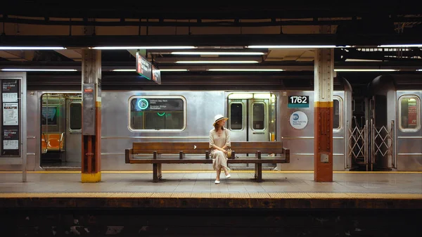Fiatal Várja Vonatot Állomáson Metróban New York City — Stock Fotó