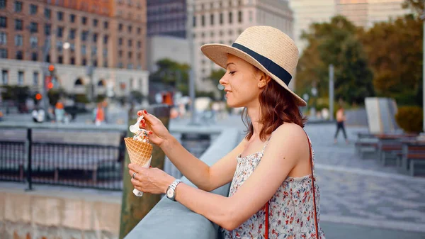 Menina Comendo Sorvete Nova York — Fotografia de Stock