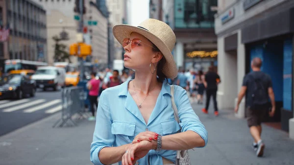 纽约街上的一个困惑的年轻女人 — 图库照片