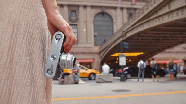 Menina Com Uma Câmera Retro Estação Ferroviária Nova York Close — Fotografia de Stock