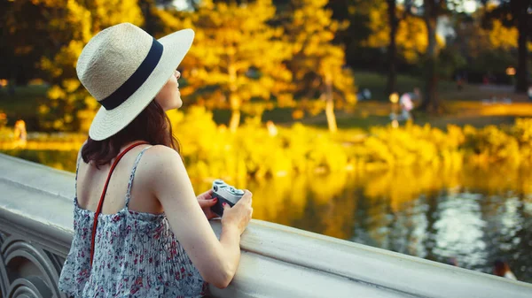 Hermosa Chica Con Una Cámara Retro Central Park Nueva York — Foto de Stock