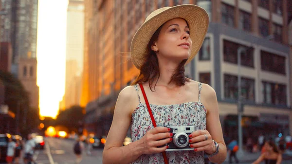 Menina Atraente Com Uma Câmera Retro Nova York — Fotografia de Stock