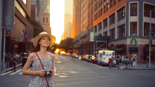 Chica Sonriente Con Una Cámara Retro Nueva York — Foto de Stock