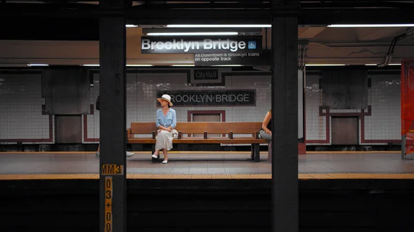 Atractiva Chica Esperando Tren Metro Nueva York Imágenes De Stock Sin Royalties Gratis