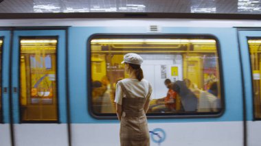 Paris metrosundaki istasyonda genç bir kız.
