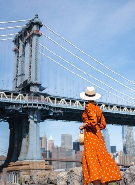 New York 'taki Manhattan Köprüsü' nde güzel bir kadın