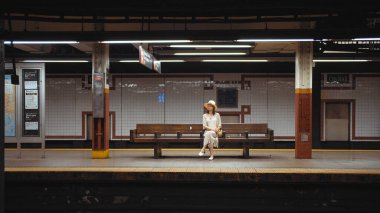 New York City, ABD 'deki istasyonda genç bir kız.
