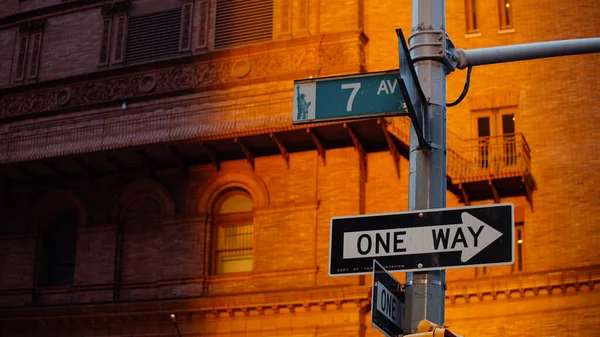 Οδός Πινακίδες Στη Νέα Υόρκη Στον Ήλιο — Φωτογραφία Αρχείου