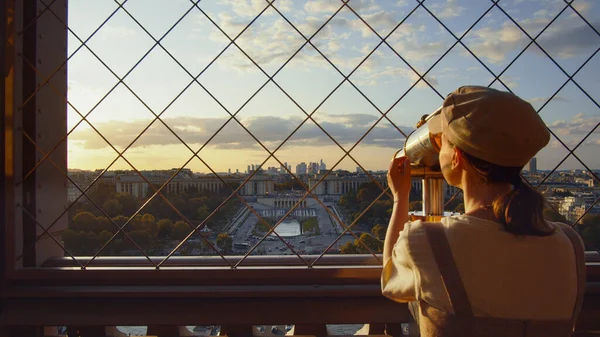 Attraktives Mädchen Auf Einem Aussichtspunkt Paris Frankreich — Stockfoto