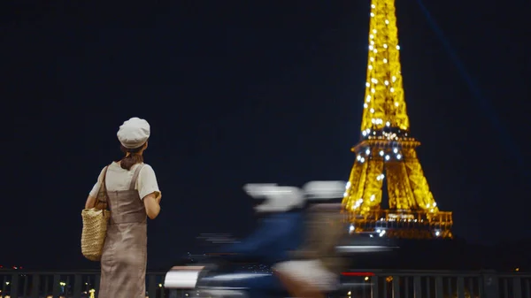 Jeune Photographe Tour Eiffel Paris Nuit — Photo