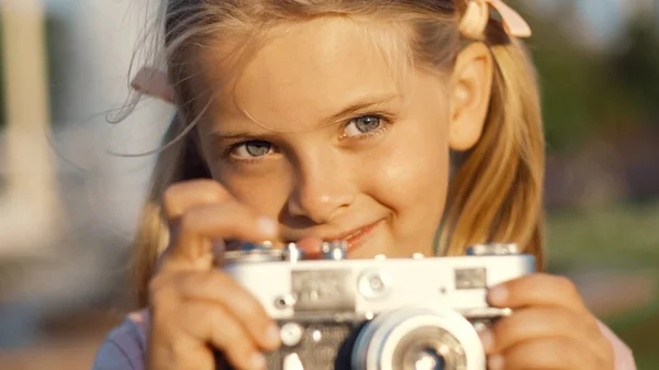 Lachend Klein Meisje Met Een Retro Camera Buiten — Stockfoto