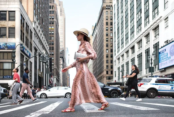 Chica Atractiva Paso Peatones Ciudad Nueva York —  Fotos de Stock