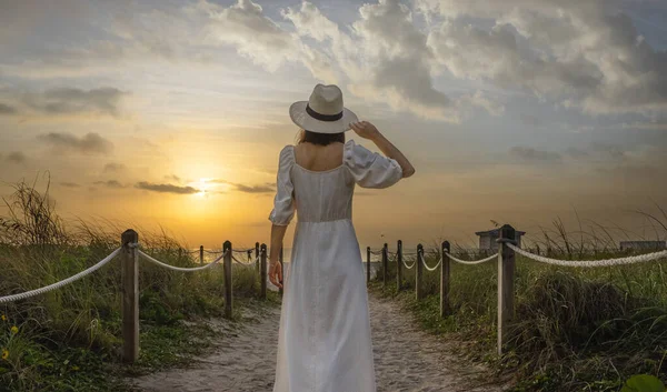 Giovane Donna Sulla Spiaggia Miami Tramonto — Foto Stock