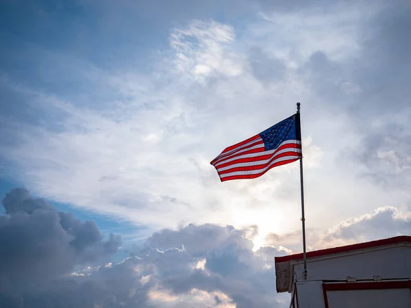 Amerikansk Flagga Mot Himlen Utomhus — Stockfoto