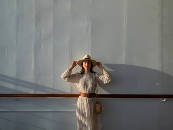 Hermosa Chica Vestido Cerca Pared Barco —  Fotos de Stock