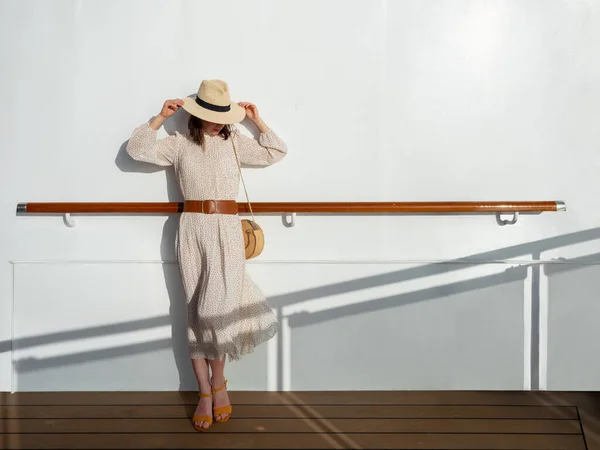 Νεαρή Γυναίκα Φόρεμα Κοντά Στον Τοίχο Του Πλοίου — Φωτογραφία Αρχείου