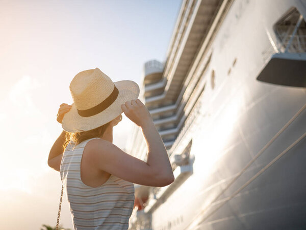 Молодой путешественник на круизном лайнере на солнце