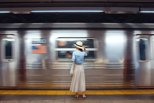Νεαρή Κοπέλα Στο Μετρό Στη Νέα Υόρκη — Φωτογραφία Αρχείου