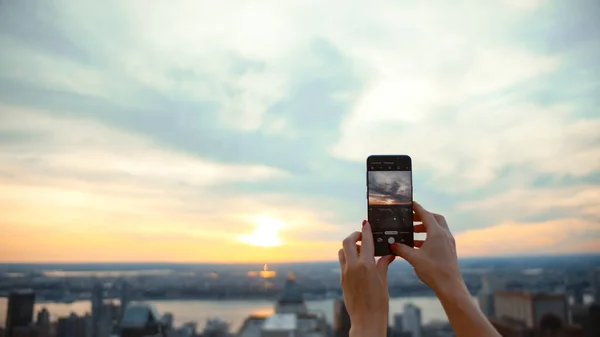 Jeune Fille Prenant Une Photo Toit Coucher Soleil — Photo