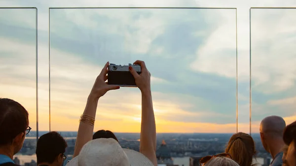 Mladá Dívka Fotografování Střechy Nyc — Stock fotografie