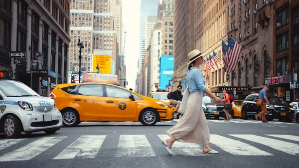 Chica Joven Paso Peatones Nueva York — Foto de Stock