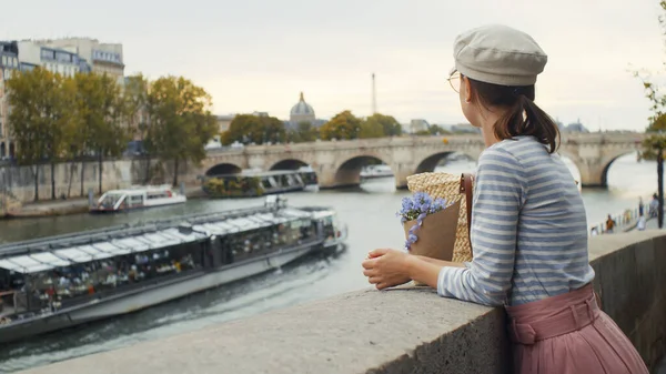 Chica Joven Puente París Francia — Foto de Stock