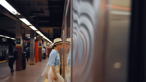 Junges Mädchen Der Bahn New York City Usa — Stockfoto