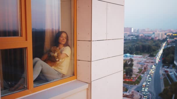 Νεαρή Γυναίκα Μια Γάτα Δίπλα Στο Παράθυρο Στο Σπίτι — Αρχείο Βίντεο