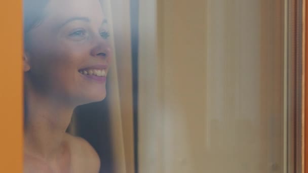 Hermosa Chica Sonriente Ventana Primer Plano — Vídeos de Stock