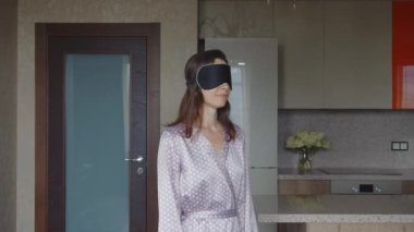 Genç kız, evden iş kadınına dönüşüyor.