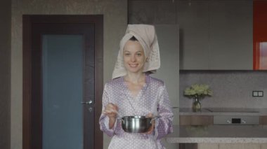 Tavalı genç bir kızın bir iş kadınına dönüşmesi.