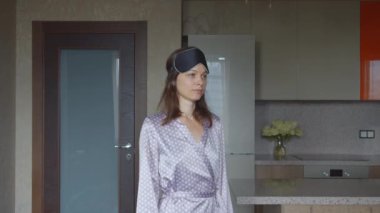 Ev elbiseli genç bir kızın bir iş kadınına dönüşmesi.