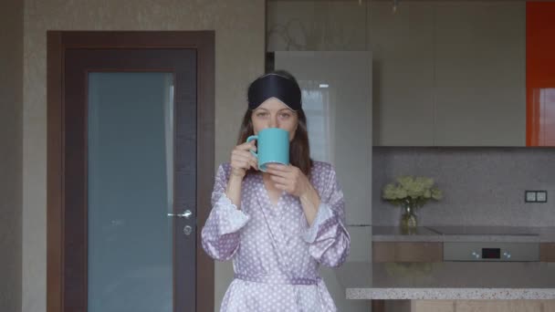自宅でマグカップを持つ若い女の子の変換 — ストック動画