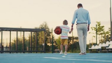 Baba oğul basketbol sahasında.