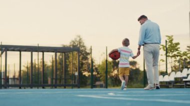 Baba oğul yazın basketbol sahasında. 
