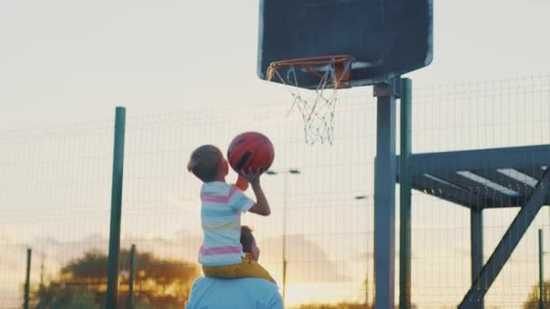 Tata Syn Grają Koszykówkę Zachodzie Słońca — Wideo stockowe