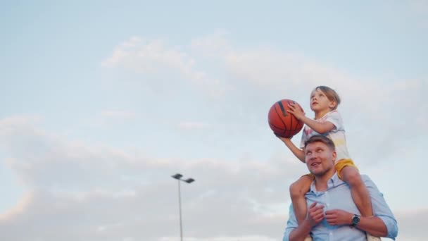 Pikkupoika Heittää Pallon Koriin Kesällä — kuvapankkivideo