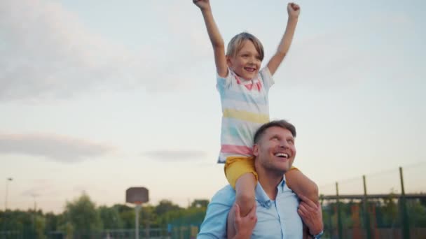 Feliz Niño Con Papá Aire Libre — Vídeos de Stock